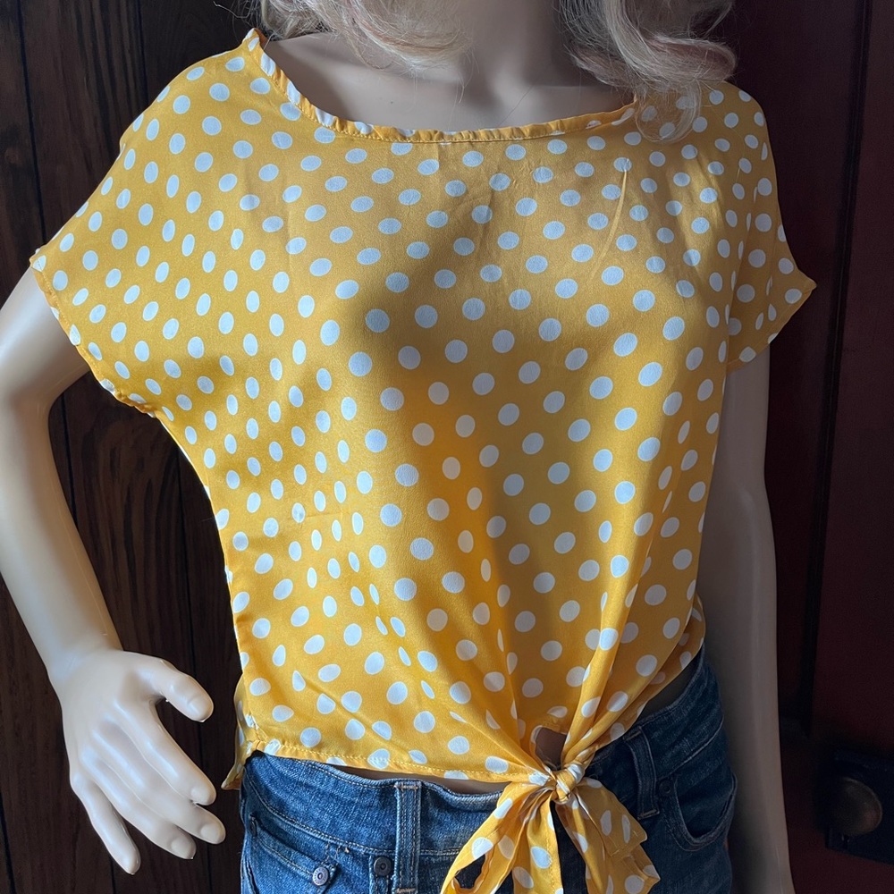 Adorable tie-front top!